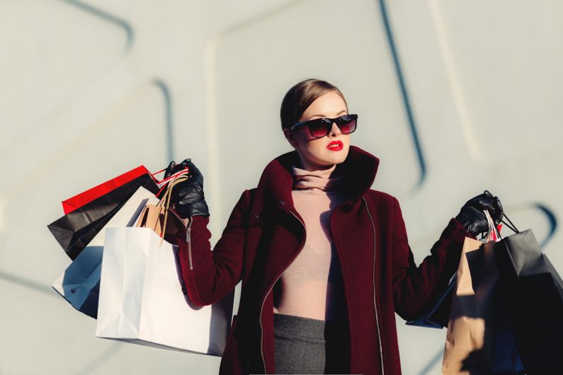 Material Trends - photo of woman holding white and black paper bags